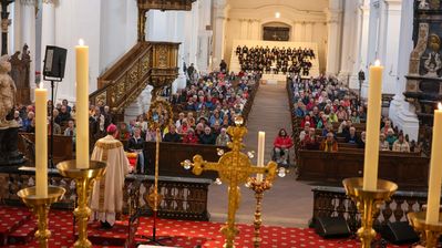 Die Auseinandersetzung mit der Geschichte ist schmerzhaft, aber Voraussetzung dafür, Zukunft gestalten zu können. Dies betonte Bischof Dr. Michael Gerber während eines Gedenkgottesdienstes im Fuldaer Dom anlässlich des 80. Jahrestages des Endes des Zweiten Weltkrieges in Europa.